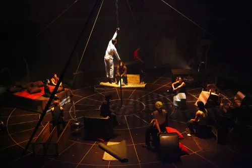 THIS IS THE END, spectacle de fin d'études de la 23e promotion du Centre national des arts du cirque/CNAC de Châlons-en-Champagne, mis en scène par David Bobee
