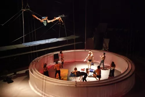 PULSIONS, spectacle de fin d'études de la 24e promotion du Centre national des arts du cirque/CNAC de Châlons-en-Champagne, mis en scène par Laurent Laffargue