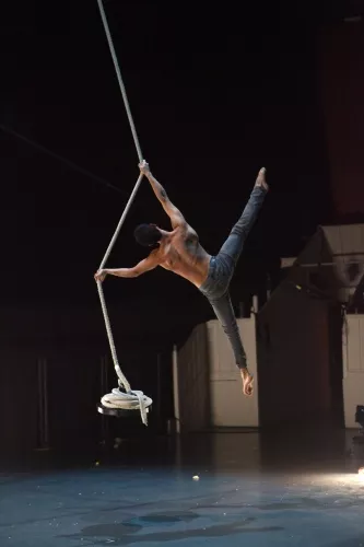 PULSIONS, spectacle de fin d'études de la 24e promotion du Centre national des arts du cirque/CNAC de Châlons-en-Champagne, mis en scène par Laurent Laffargue