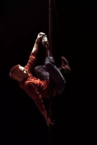 Medhi Azema, Mât chinois, 25e promotion du Centre national des arts du cirque/CNAC de Châlons-en-Champagne