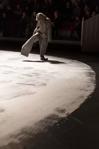 TETRAKAI, spectacle de fin d'études de la 25e promotion du Centre national des arts du cirque/CNAC de Châlons-en-Champagne, mis en scène par Christophe Huysman