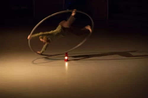 Stefan Kinsman, Roue cyr, 26e promotion du Centre national des arts du cirque/CNAC de Châlons-en-Champagne