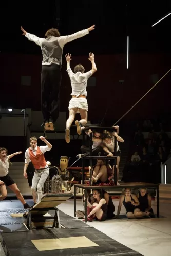 AVEC VUE SUR LA PISTE, spectacle de fin d'études de la 27e promotion du Centre national des arts du cirque/CNAC de Châlons-en-Champagne, mis en scène par Alain Reynaud