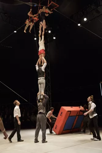 AVEC VUE SUR LA PISTE, spectacle de fin d'études de la 27e promotion du Centre national des arts du cirque/CNAC de Châlons-en-Champagne, mis en scène par Alain Reynaud
