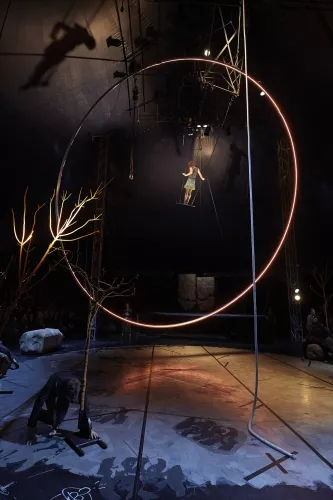 VANAVARA, spectacle de fin d'études de la 28e promotion du Centre national des arts du cirque/CNAC de Châlons-en-Champagne, mis en scène par Gaëtan Levèque / Collectif AOC
