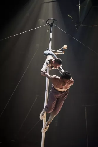 F(r)ICTION, spectacle de fin d'études de la 30e promotion du Centre national des arts du cirque/CNAC de Châlons-en-Champagne, mis en scène par Antoine Rigot et Alice Ronfard