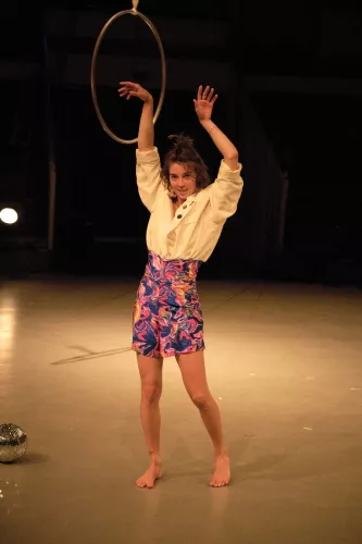 Noemi Devaux, cerceau aerien, 31e promotion du Centre national des arts du cirque (Cnac) de Châlons-en-Champagne