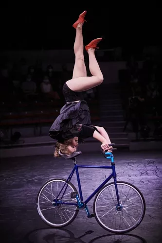 Fleuriane Cornet, équilibre sur vélo, 32e promotion du Centre national des arts du cirque/CNAC de Châlons-en-Champagne