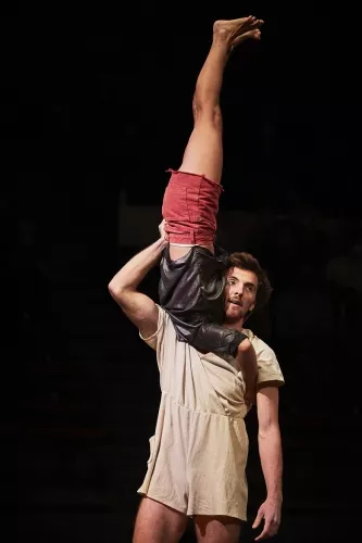 Maria Jesus Penjean Puig, portés acrobatiques, 32e promotion du Centre national des arts du cirque/CNAC de Châlons-en-Champagne