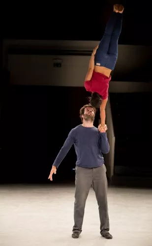 Vincent Brière et Voleak Ung, Portés accrobatiques, 27e promotion du Centre national des arts du cirque/CNAC de Châlons-en-Champagne