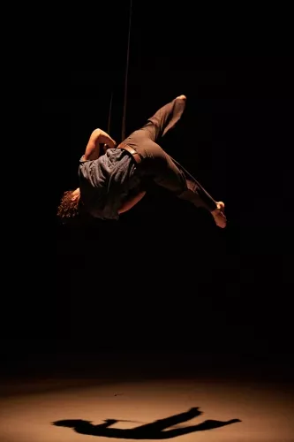 Théo Baroukh, sangles, 28e promotion du Centre national des arts du cirque/CNAC de Châlons-en-Champagne 