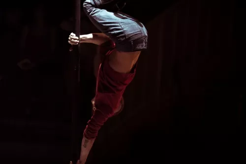 Medhi Azema, Mât chinois, 25e promotion du Centre national des arts du cirque/CNAC de Châlons-en-Champagne