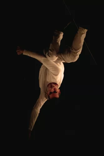 Santiago Howard, Mât chinois, 25e promotion du Centre national des arts du cirque/CNAC de Châlons-en-Champagne