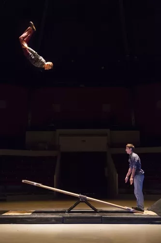 Alastair Davies, Jules Trupin, Bascule coréenne, 26e promotion du Centre national des arts du cirque/CNAC de Châlons-en-Champagne