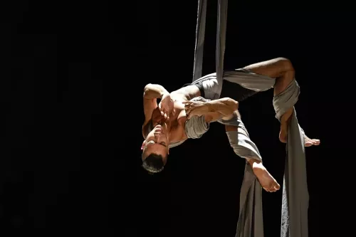 Danilo de Campos Pacheco, Tissus, 26e promotion du Centre national des arts du cirque/CNAC de Châlons-en-Champagne