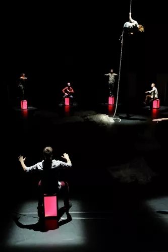 OVER THE CLOUD, spectacle de fin d'études de la 26e promotion du Centre national des arts du cirque/CNAC de Châlons-en-Champagne, mis en scène par Jérôme Thomas
