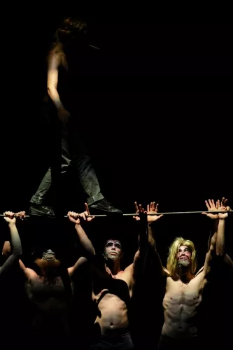 OVER THE CLOUD, spectacle de fin d'études de la 26e promotion du Centre national des arts du cirque/CNAC de Châlons-en-Champagne, mis en scène par Jérôme Thomas