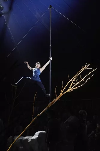 VANAVARA, spectacle de fin d'études de la 28e promotion du Centre national des arts du cirque/CNAC de Châlons-en-Champagne, mis en scène par Gaëtan Levèque / Collectif AOC