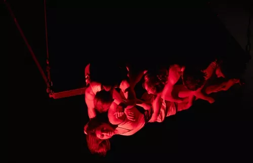 ATELIER 29, spectacle de fin d'études de la 29e promotion du Centre national des arts du cirque/CNAC de Châlons-en-Champagne, mis en scène par Mathurin Bolze / Cie MPTA