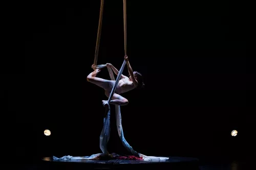 Noemie Deumie, tissu, 30e promotion du Centre national des arts du cirque (Cnac) Châlons-en-Champagne
