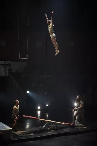 F(r)ICTION, spectacle de fin d'études de la 30e promotion du Centre national des arts du cirque/CNAC de Châlons-en-Champagne, mis en scène par Antoine Rigot et Alice Ronfard