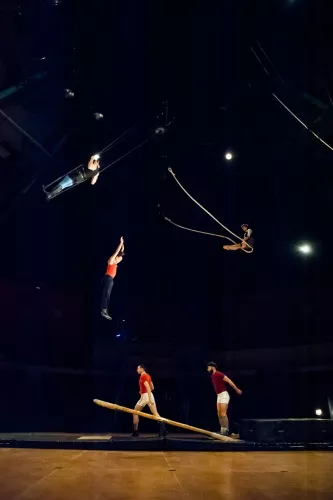ON EST PAS LA POUR SUCER DES GLACES, spectacle de fin d'études de la 31e promotion du Centre national des arts du cirque/CNAC de Châlons-en-Champagne, mis en piste par Galapiat cirque 