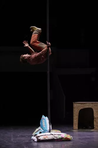 Aris Colangelo, mât chinois, 32e promotion du Centre national des arts du cirque/CNAC de Châlons-en-Champagne