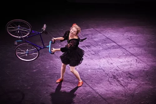 Fleuriane Cornet, équilibre sur vélo, 32e promotion du Centre national des arts du cirque/CNAC de Châlons-en-Champagne