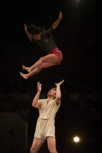 Marin Garnier, portés acrobatiques, 32e promotion du Centre national des arts du cirque/CNAC de Châlons-en-Champagne