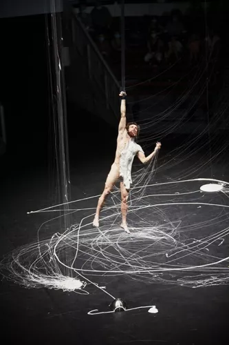 Erwan Tarlet, sangles, 32e promotion du Centre national des arts du cirque/CNAC de Châlons-en-Champagne