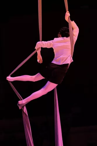 Debora Fransolin Pires de Almeida, tissus, 33e promotion du Centre national des arts du cirque / CNAC de Châlons-en-Champagne