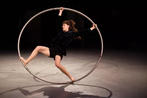 Kim Marro, roue Cyr, 33e promotion du Centre national des arts du cirque / CNAC de Châlons-en-Champagne