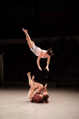 Xavier Mermod et Patricia Minder, portés acrobatiques, 33e promotion du Centre national des arts du cirque / CNAC de Châlons-en-Champagne