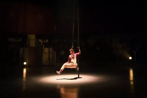 Pauline Olivier de Sardan, mât chinois, 34e promotion du Centre national des arts du cirque / CNAC de Châlons-en-Champagne