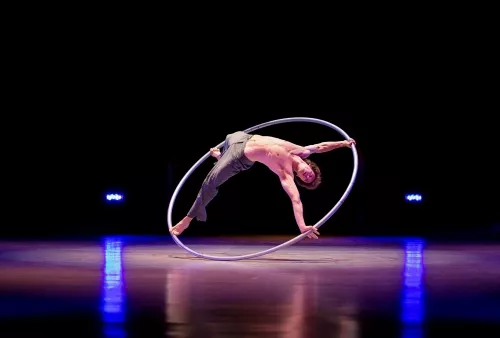 Théo Touvet, Roue Cyr, 27e promotion du Centre national des arts du cirque/CNAC de Châlons-en-Champagne