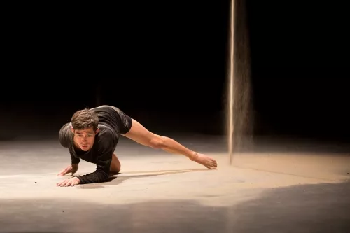 Adalberto Fernandez Torres, contorsion, 28e promotion du Centre national des arts du cirque (Cnac) de Châlons-en-Champagne